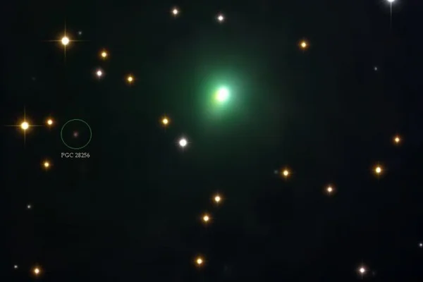 Gizemli ve parlak yeşil renkli bir kuyruklu yıldız, dünyaya doğru yaklaşıyor!