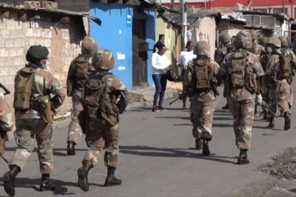 Güney Afrika Cumhuriyeti'nde Kovid-19 tedbirleri kapsamında 15 bin kişiye gözaltı