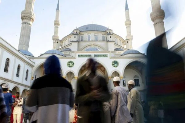 Güney Afrikalı Müslümanlar, sosyal mesafe gözeterek cuma namazı kıldı