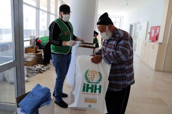 İHH'dan evsizlere yardım
