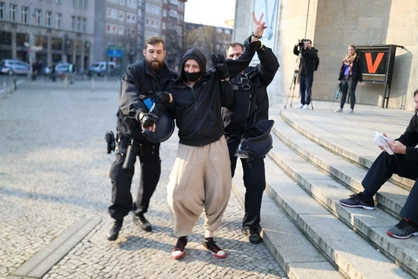 İlk korona mültecisi! Alman gazeteci İsveç'e iltica başvurusunda bulundu