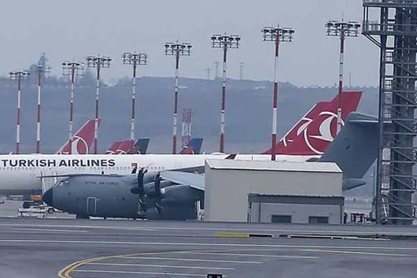 İngiliz Askeri kargo uçağı, sağlık ekipmanları almak için İstanbul'da