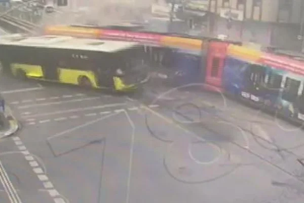 İstanbul'da feci kaza: Tramvay, otobüse çarptı