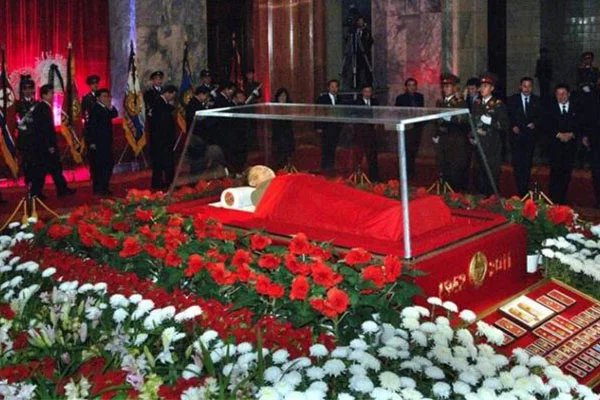 Kafa karıştıran fotoğraf: Kim Jong-Un tabutta!