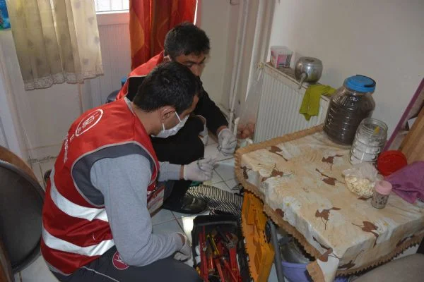 Keçiören Belediyesi 'Alo 60 yaş üstü destek merkezi' ile evlerdeki arızalar için teknik destek vermeye başladı