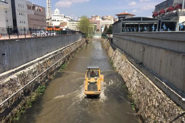 Keçiören Belediyesi Gümüşdereyi temizliyor