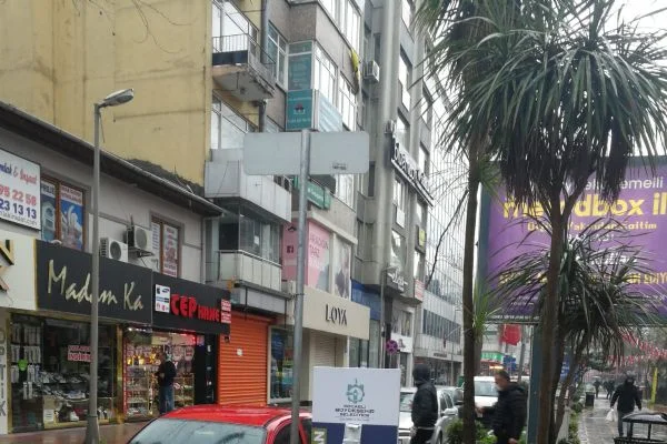Kentin dört bir yanına el dezenfektanı konuldu