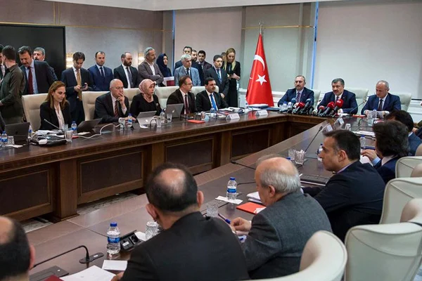 Koronavirüs Bilim Kurulu'na sıçradı