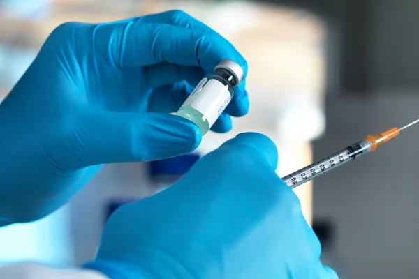 'Koronavirüs için aşı denemesi Afrika'da yapılmalı' diyen Fransız doktorlara tepki