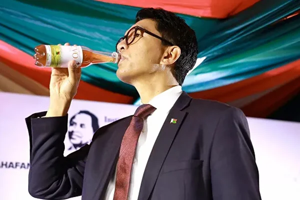 Madagaskar'da ''koronavirüs ilacı'' tanıtıldı: Cumhurbaşkanı canlı yayında içti