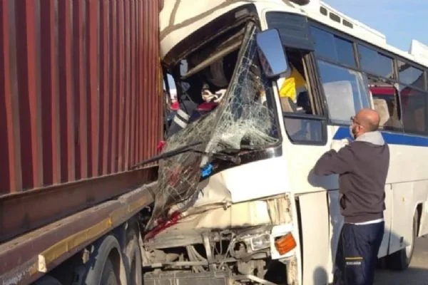 Manisa'da işçi servisi park halindeki tıra çarptı: 1 ölü, 15 yaralı