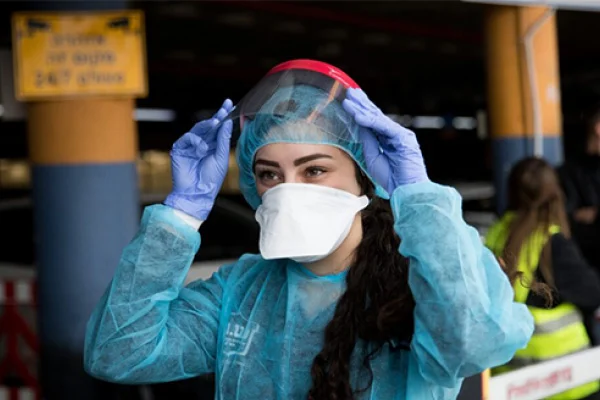 MEB, sağlık çalışanları için günde 10 bin adet tek kullanımlık önlük üretiyor