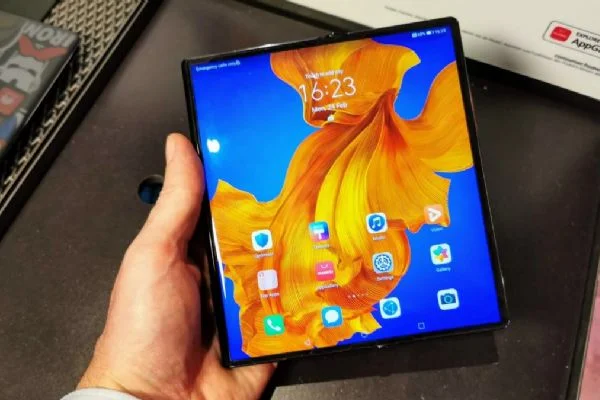 Online mağazada satışa çıkan Huawei Mate Xs kısa sürede tükendi