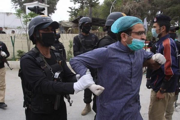 Pakistan'da doktorların koruyucu malzeme grevi sürüyor