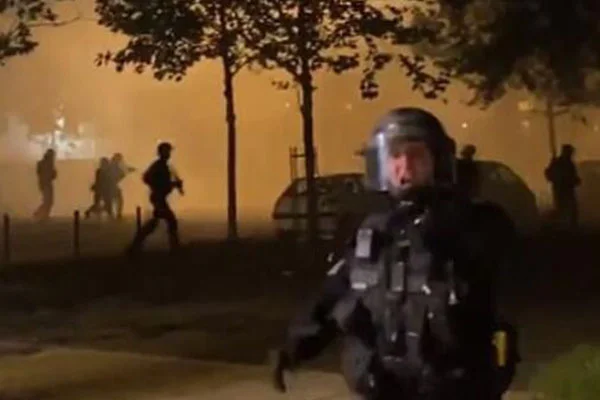 Paris'te olaylar çıktı! 'Banliyöler yanıyor, tarih tekerrür ediyor'