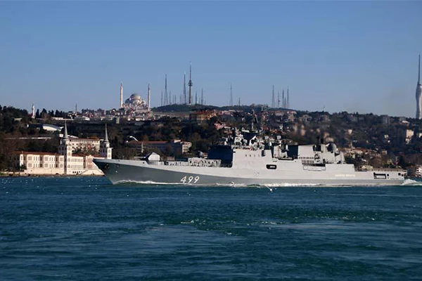Rus savaş gemileri peş peşe Boğaz'dan geçti