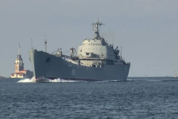 Rus savaş gemisi Saratov İstanbul Boğazı'ndan geçti