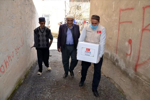 Sadakataşı Derneği Muş'ta yardımlarını sürdürüyor
