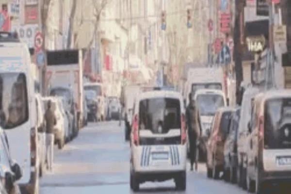 Sokağa çıkma yasağından muaf olanlar işlerine gidiyor