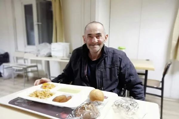 Sokakta kalan adamın yardımına Büyükşehir yetişti