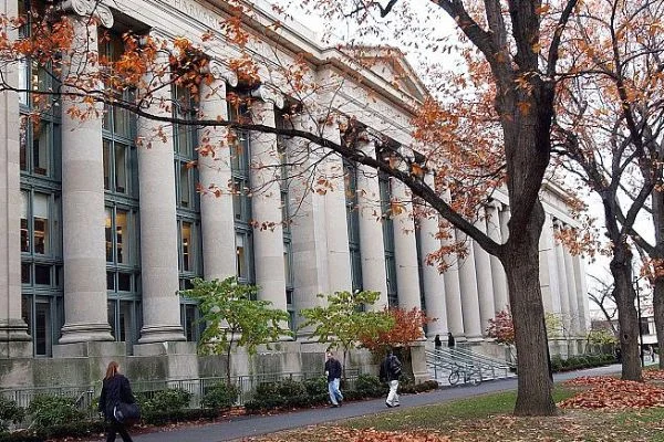 Trump, Harvard Üniversitesi 'zengin' diyerek Covid-19 yardımını iade etmesini istedi