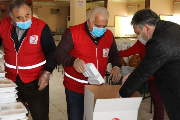 Türk Kızılay'dan sıcak yemek yardımı