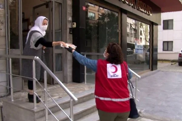 Türk Kızılayı Kadıköy'de pide dağıttı