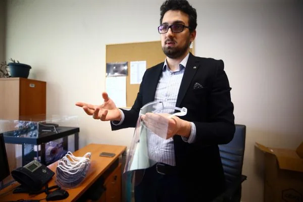 Üniversite öğrencileri yeni tasarımla 24 dakikada yüz koruyucu siperlik üretiyor