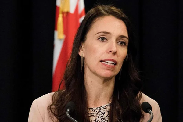 Yeni Zelanda Başbakanı Ardern, virüse karşı tedbirlere uymayanlara 'aptal' dedi.