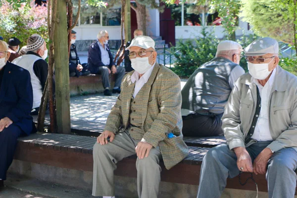 65 yaş üstü, üçüncü kez dışarıda