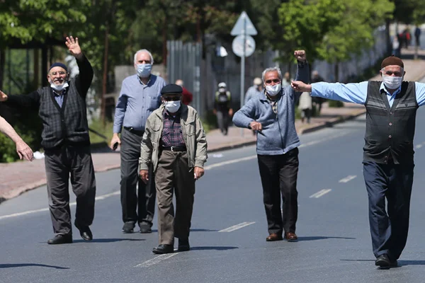 65 yaş üstü vatandaşlar 7 hafta sonra dışarıda
