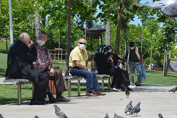 65 yaş üstü vatandaşlar tekrar sokağa çıktı
