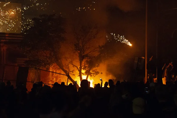 ABD'de göstericiler polis merkezini ateşe verdi