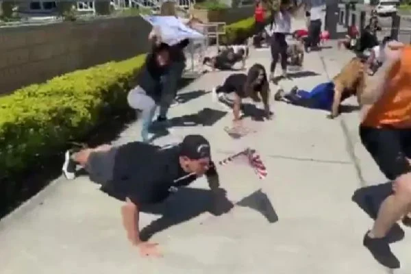 ABD'de spor salonlarının açılmasını isteyen halk, adliye binası önünde spor yaptı