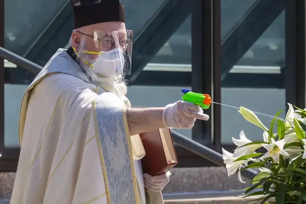 ABD'li papazdan su tabancalı ''kutsama''