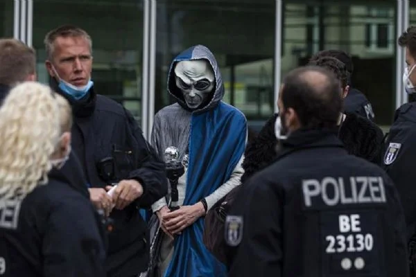 Almanya'da Kovid-19 tedbirlerini binlerce kişi protesto etti