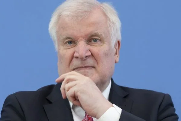 Almanya İçişleri Bakanı Seehofer: En büyük tehdit aşırı sağdan geliyor