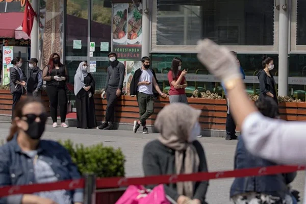 AVM'lerin önünde metrelerce kuyruk oluştu