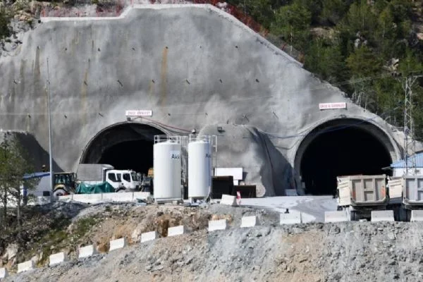 Avrupa'nın en uzunu olacak Zigana Tüneli'nin yüzde 68'i tamamlandı