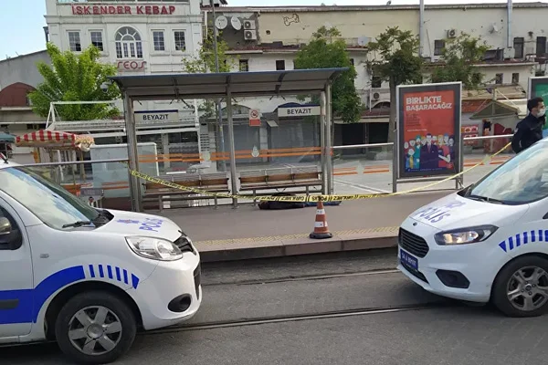 Beyazıt tramvay durağında erkek cesedi bulundu