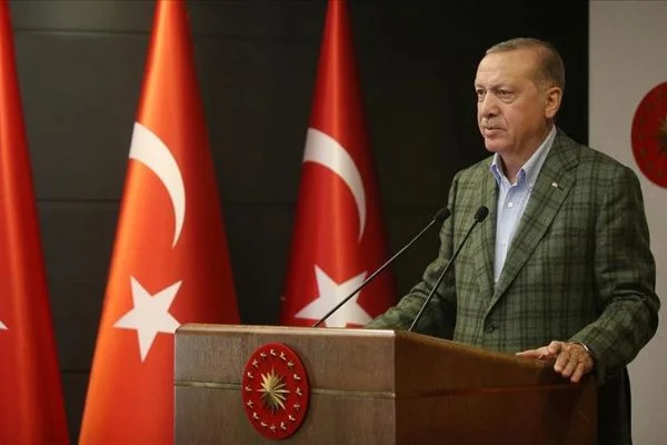 Cumhurbaşkanı Erdoğan, tüm yurtta okunan İstiklal Marşı'na eşlik etti