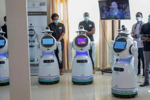 Doktorların giremediği yerlere girecekler: Ruanda'da koronavirüse karşı robotlar devrede