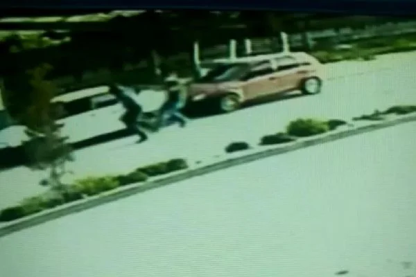 Dört yıl önceki kazada oğlunun ölümüne neden olan sürücüyü silahla öldürdü