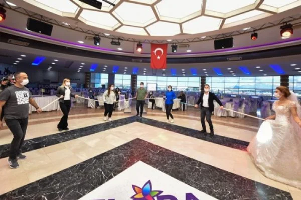 Düğünlerde sosyal mesafe çubuğuyla halay önerisi