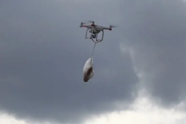 Ekmeğini bakkaldan drone ile aldı