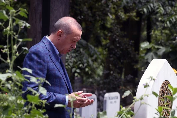 Erdoğan'dan kabir ziyareti