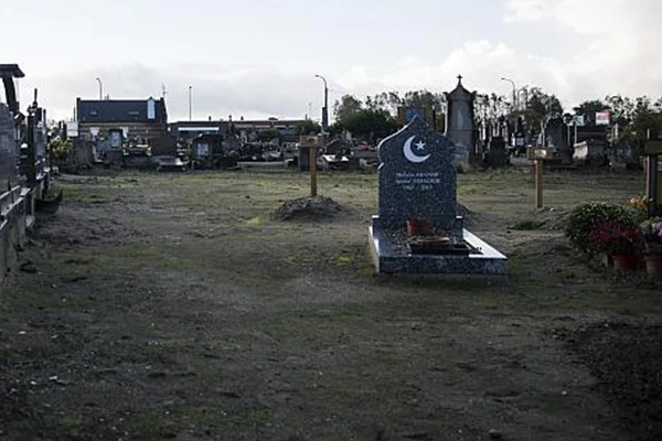 Fransa'da koronadan ölen Müslümanlar için, mezarlık bulunamıyor