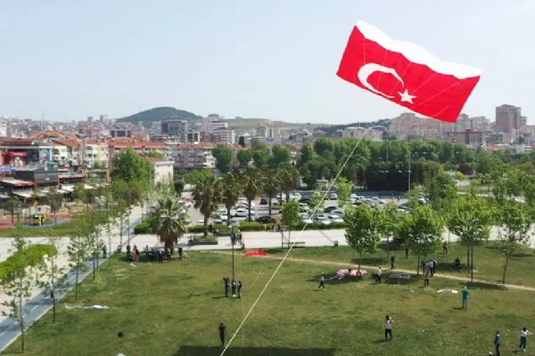 Gençler Pendik'te 60 metrekarelik Türk Bayrağı desenli uçurtmayı uçurdu