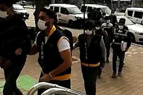 Girdikleri yazlık evleri kendi evleri gibi kullandıktan sonra soydular