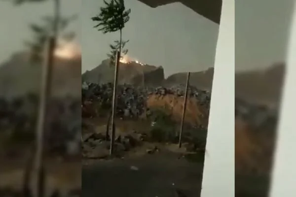 Gök gürültüsü, fırtına, düşen yıldırımlar... Koca dağ alev alev yandı